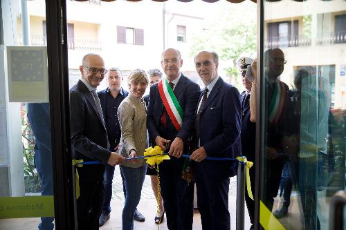 Taglio del nastro per la nuova sede dell’Ufficio Poste Italiane di Madonna di Buja. Nella foto da destra: il vicepresidente della Regione FVG Riccardo Riccardi, il sindaco di Buja Stefano Bergagna e l'assessore regionale alle Finanze e Patrimonio Barbara Zilli